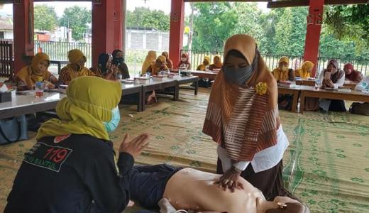 Pelatihan tatalaksana gawat darurat awam dalam pertemuan Kader Kesehatan Srikandi Sehat Kabupaten Bantul pada tanggal 23 Oktober 2020.jpg
